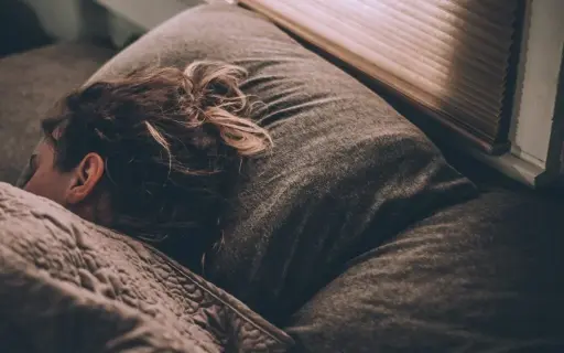 Picture of woman in bed who is sleeping well with high sleep efficiency no insomnia
