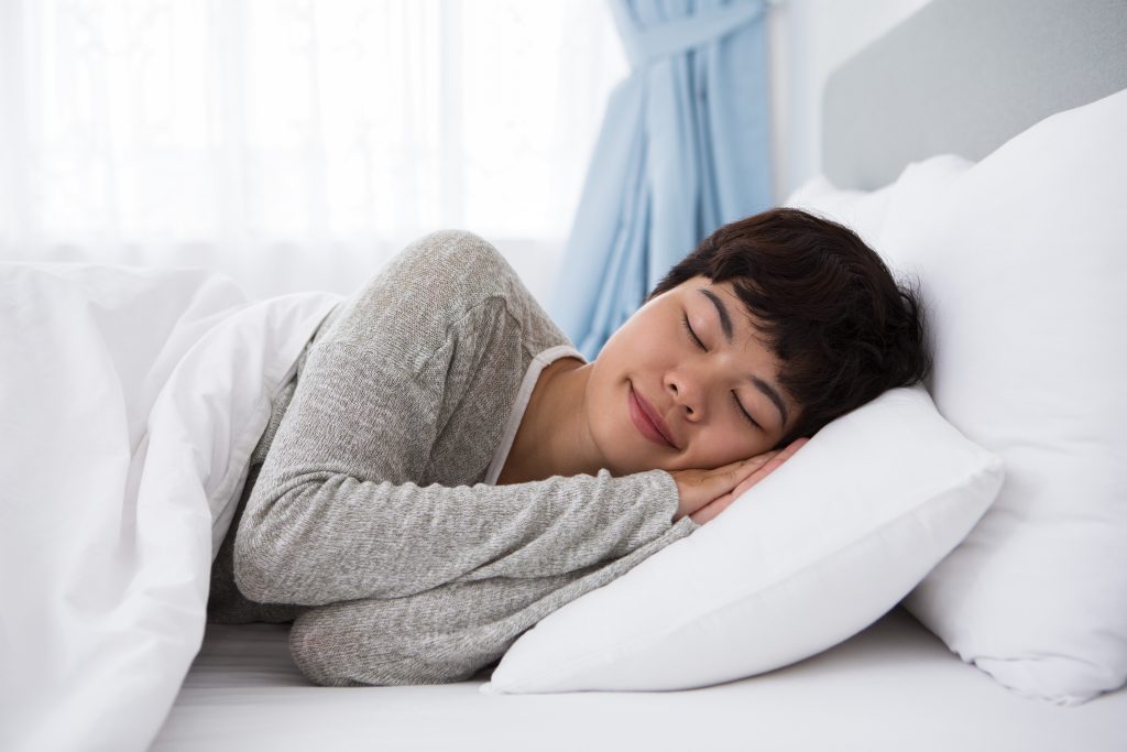 asian woman sleeping peacefully with a very high sleep efficiency